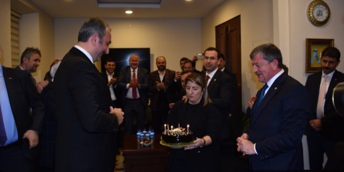 Bakanı Gül’e Trabzon'da doğum günü sürprizi 