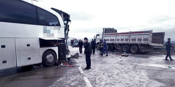 Yolcu otobüsü ile kamyon çarpıştı!: 15 yaralı