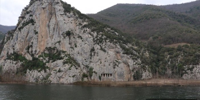 Samsun'da 2 bin 300 yıllık kaya mezarları ilgi görüyor