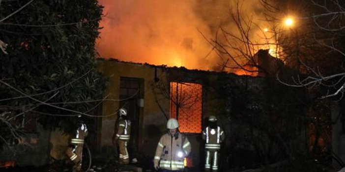 Kadıköy’de 4 metruk bina alev alev yandı