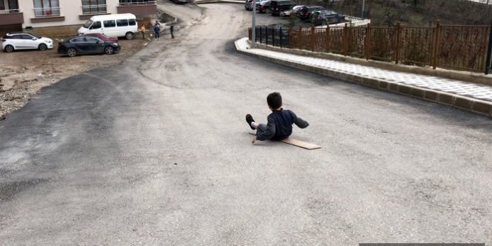 Çocuklar asfaltı eğlenceye çevirdi