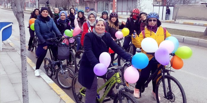 Van'da 'süslü kadınlar'dan bisiklet turu