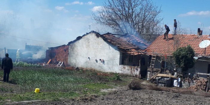 Fırında ekmek yaparken evi yandı