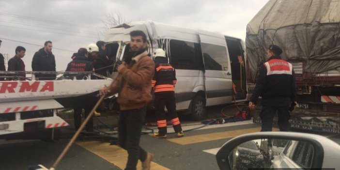 Trabzon’da öğrencileri taşıyan servis kaza yaptı! Yaralılar var!