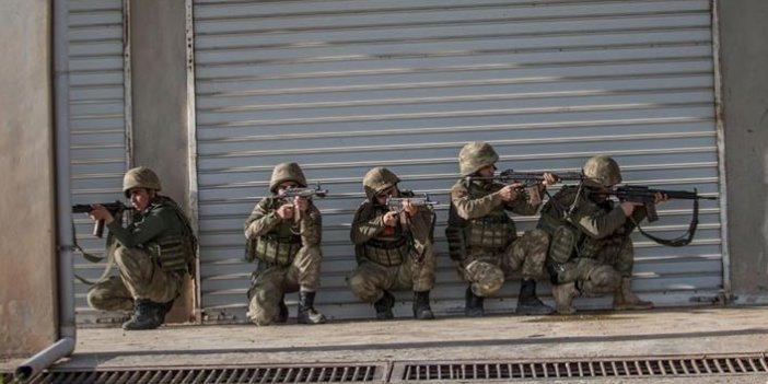 Mehmetçik Afrin'de terörist sızmalarına geçit vermiyor