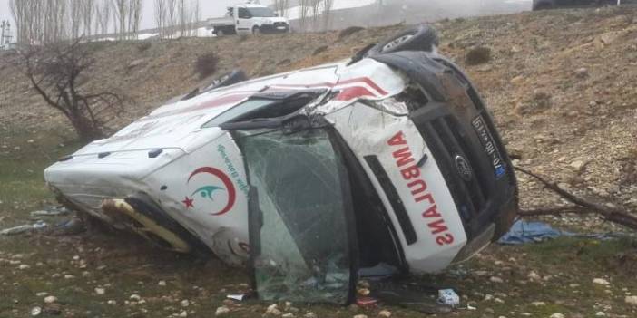 Karaman'da hasta sevkinden dönen ambulans şarampole devrildi: 3 yaralı