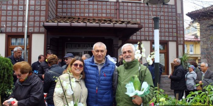 Rize'de Belediye başkanı gönderilen çiçekleri bursa çevirdi
