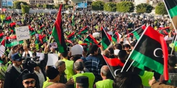 Libya'da binlerce kişi Hafter 'i protesto etti