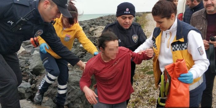Denize atlayan genç kızı polis kurtardı 