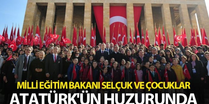 Milli Eğitim Bakanı Selçuk ve çocuklar Atatürk'ün huzurunda