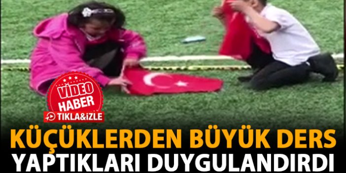 Çocuklar yerdeki Türk bayraklarını öperek topladı