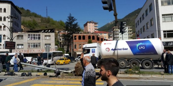Trabzon’da kaza! Önce motosiklete sonra ışıklara