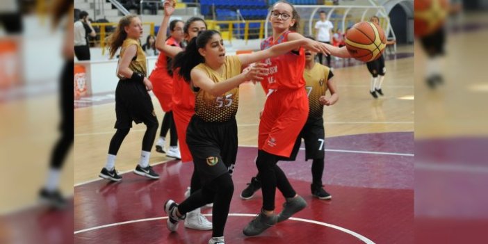 Trabzon'da küçük basketciler nefes kesti