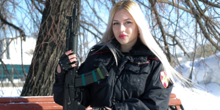 Rusya'da muhafız biriminin en güzel kadın polisi o seçildi