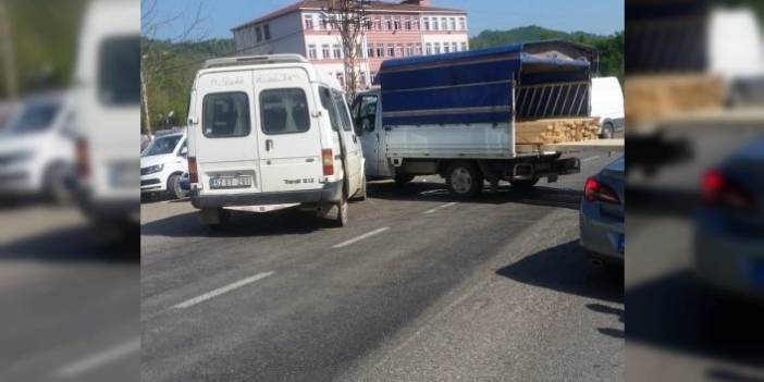 Ordu’nun Fatsa ilçesinde kamyonetle minibüsün çarpıştığı trafik kazasında 8 kişi yaralandı.