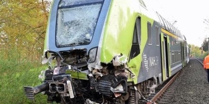 Yolcu treni, TIR'la çarpıştı: 20 yaralı
