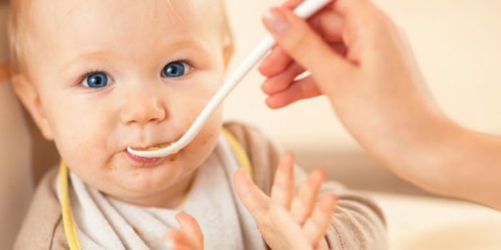 Bebeklerde ek gıdaya geçerken dikkat