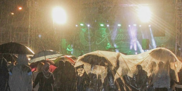 Orhan Hakalmaz Giresun'da yarğmur altında konser verdi!