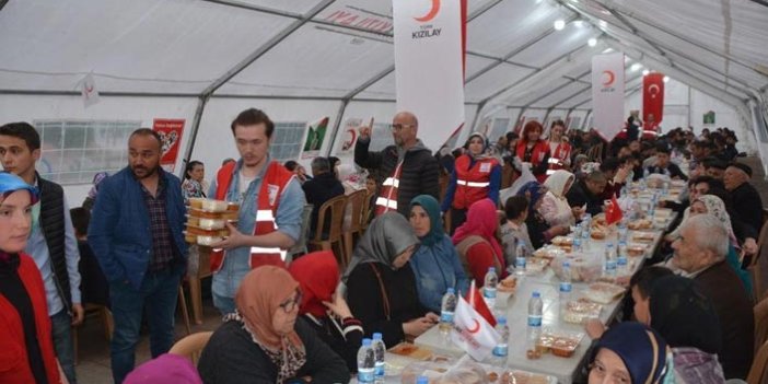 Kızılay'dan 500 kişiye iftar