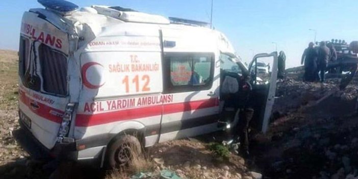 Ambulans devrildi; sürücü ile 2 sağlıkçı yaralı
