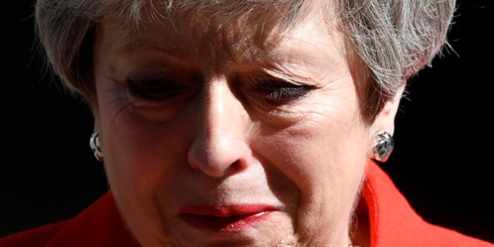 İngiltere Başbakanı ağlayarak istifasını açıkladı!