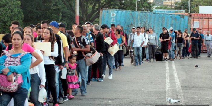 Binlerce Venezuelalı ülkeyi terk ediyor