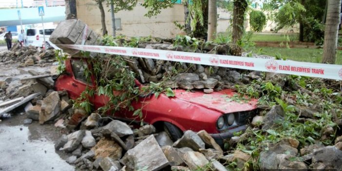 Kuvvetli yağış istinat duvarını yıktı, 7 araç zarar gördü 