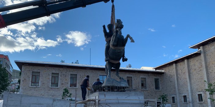 Bayburt'ta Atatürk anıtı tekrar yerine monte edildi