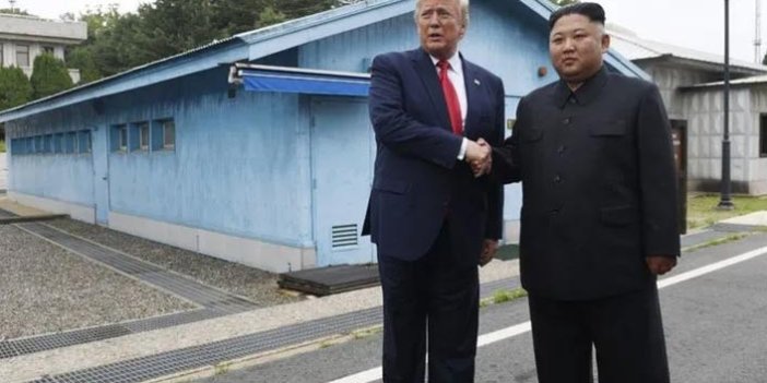 Donald Trump ile Kim Jong-Un bir araya geldi