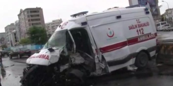 Kontrolden çıkan ambulans tabela direğine çarptı, 3 yaralı