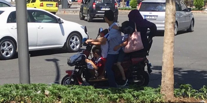 5 kişilik ailenin motosikletle tehlikeli yolculuğu 