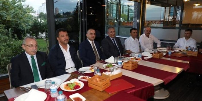 Tayini Trabzon'a çıkan müdür için veda yemeği