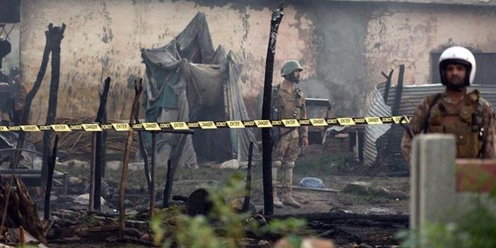 Askeri eğitim uçağı evlerin arasına düştü: 17 ölü