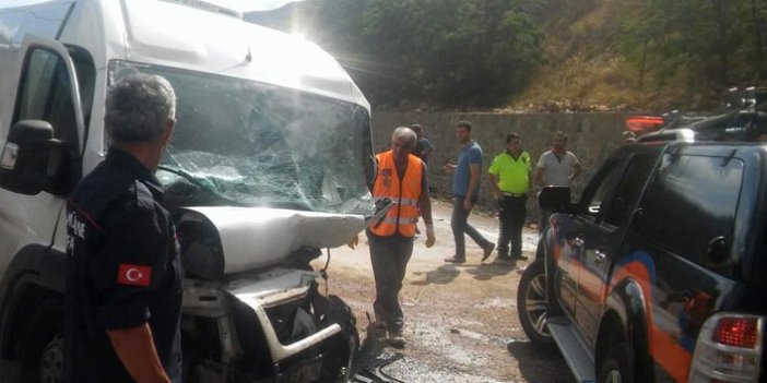Trabzon plakalı minibüs ile otomobil çarpıştı - 3 yaralı