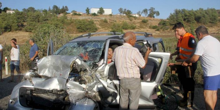 Hafif ticari araç ile otomobil kafa kafaya çarpıştı: 6 yaralı