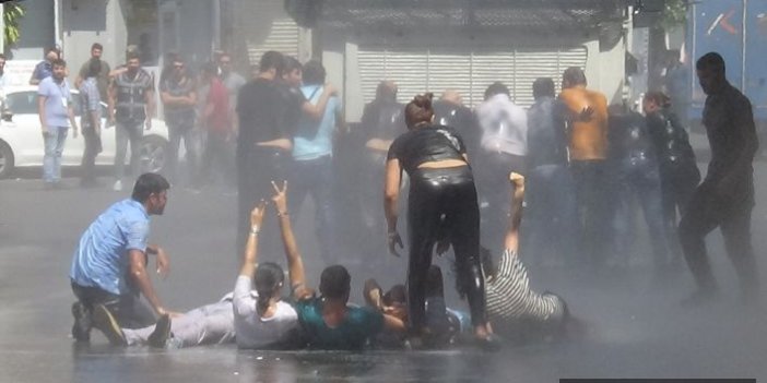 Diyarbakır'da belediye önünde toplanan gruba müdahale