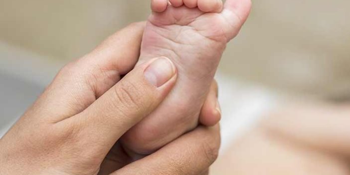 Yeni doğan bebeklerin ayaklarına dikkat edin!