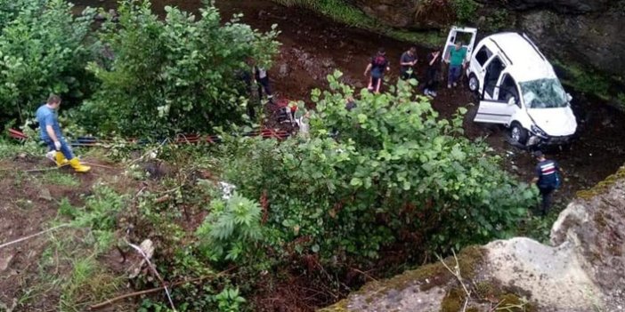 Trabzon'da araç dereye uçtu - 2 ölü