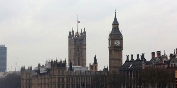 İngiltere'de hükümet parlamentodaki çoğunluğunu kaybetti
