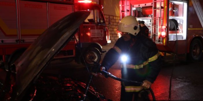 Trabzon Bulvarı'nda seyir halinde yanan otomobile esnaf müdahalesi 