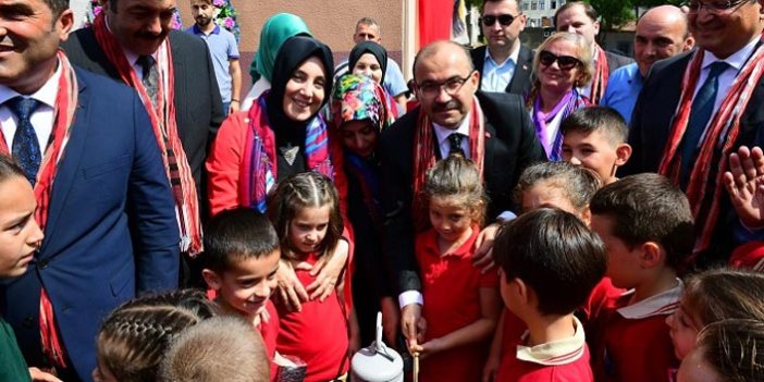 Trabzon'da ders zilini Vali Ustaoğlu ve Bahar Ayvazoğlu çaldı