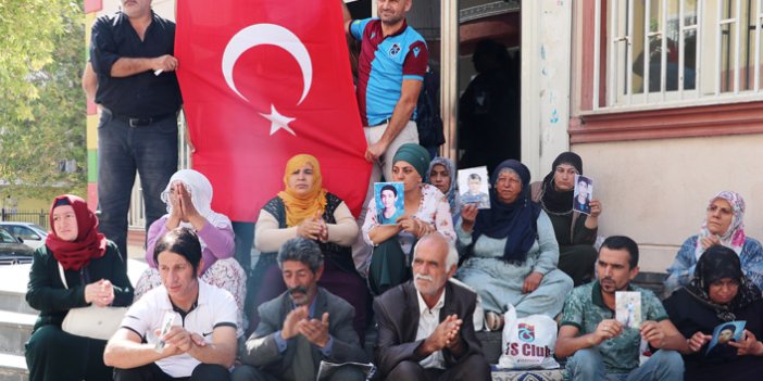 HDP önünde Trabzonspor formasıyla Türk bayrağı açtı