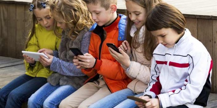 Çocuklara mutsuzluk kapılarını açan: Tablet ve telefonlar