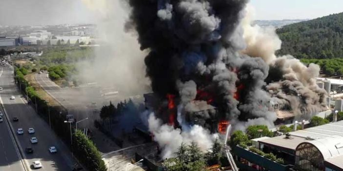 Tuzla'da polyester fabrikasında çıkan yangın havadan görüntülendi
