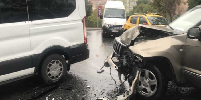 İstanbul'da engelli öğrencileri taşıyan minibüse cip çarptı