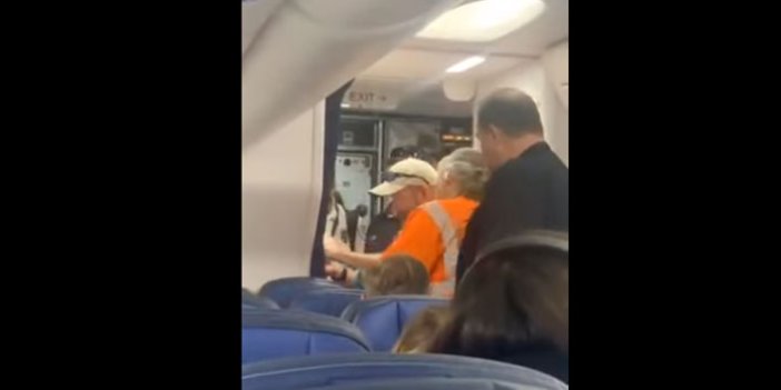 Genç kadın yolcu uçağının tuvaletinde mahsur kaldı!