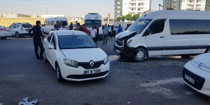 Diyarbakır’da öğrenci servisi kaza yaptı