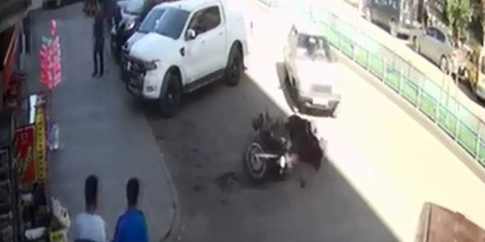 Yanlış manevra yapan sürücü polis motosikletine çarptı