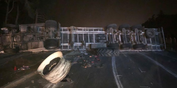 Bursa'da feci kaza...Devrilen çekici İzmir yolunu kapattı