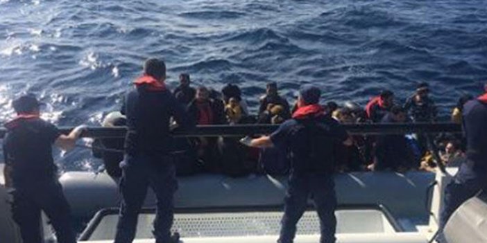 Lastik botla denizde sürüklenen göçmenler kurtarıldı